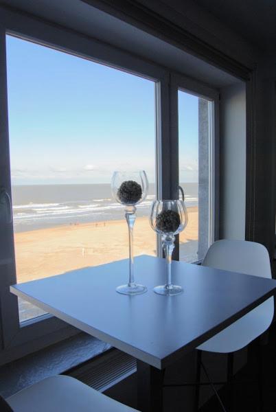Modern Appartement Op De Zeedijk Met 2 Slaapkamers Te Oostende المظهر الخارجي الصورة